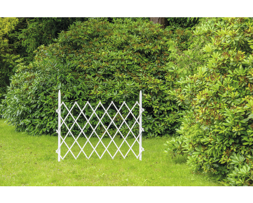 Clôture de jardin extensible en bois sur une pelouse