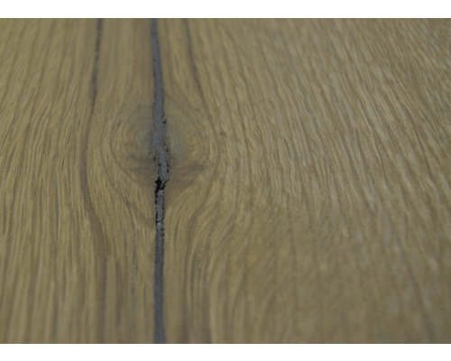 Nahaufnahme eines Holzfußbodens mit dunkler Fuge