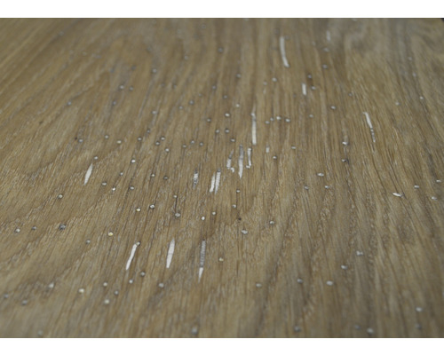 Nahaufnahme einer Holzoberfläche mit Maserung und kleinen Beschädigungen.