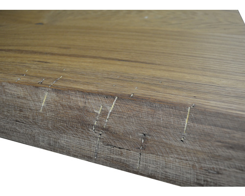 Detailansicht einer Holzplatte mit Markierungen