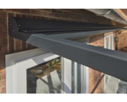 Nahaufnahme einer installierten Terrassenüberdachung aus Aluminium an einer Hauswand