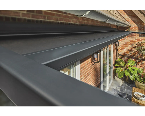 Detailansicht einer Terrassenüberdachung mit Markise an einem Wohnhaus