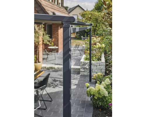 Detailaufnahme einer Terrassenüberdachung im Garten mit Gartenmöbeln und Bepflanzung.
