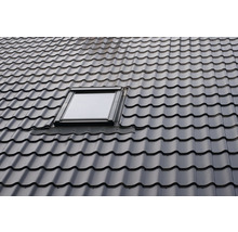 Toit avec fenêtre de toit et tuiles