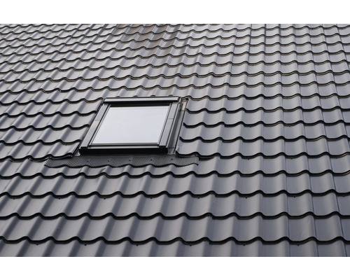 Toit avec fenêtre de toit et tuiles