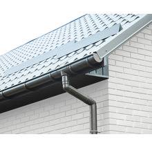 Toit avec gouttière et tuyau de descente sur une maison