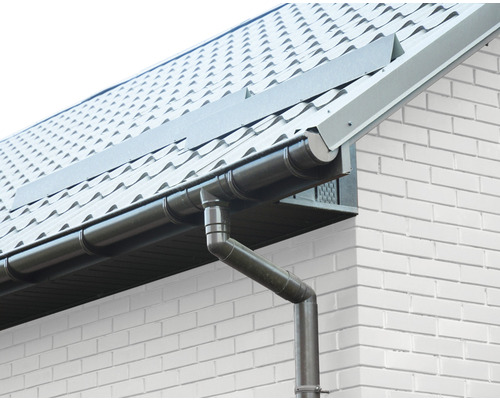 Toit avec gouttière et tuyau de descente sur une maison