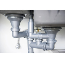 Tuyaux d''évacuation sous un lavabo double