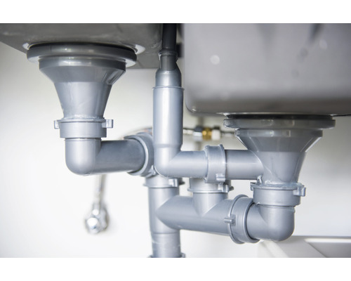 Tuyaux d''évacuation sous un lavabo double