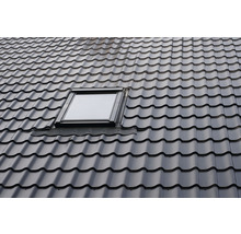 Toit avec fenêtre de toit et tuiles