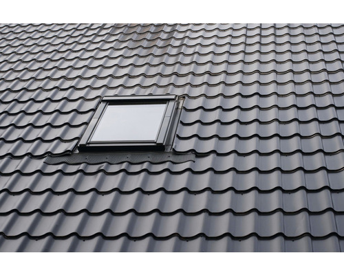 Toit avec fenêtre de toit et tuiles
