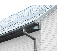 Gouttière sur une maison avec des murs en briques et un toit en métal