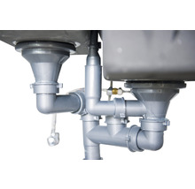 Tuyaux d''évacuation sous un évier