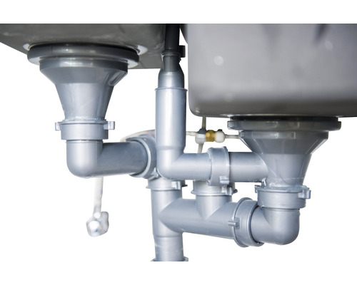 Tuyaux d''évacuation sous un évier