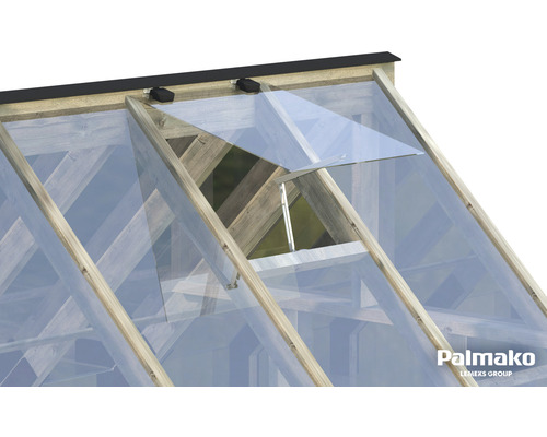 Vue détaillée d''une fenêtre de serre avec cadre en bois