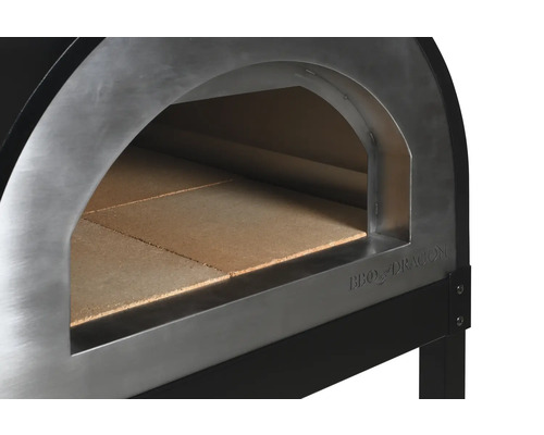 Detailansicht des Pizzaofens mit Steinboden und BBQ Dragon Logo.