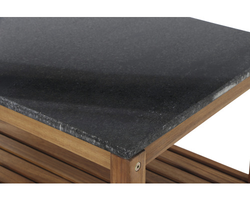 Vue détaillée d''une cuisine d''extérieur avec plan de travail en pierre et structure en bois