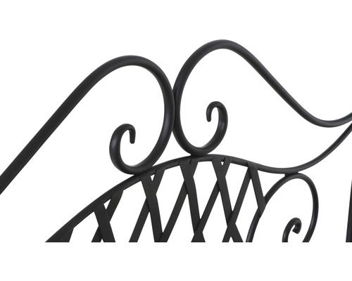 Detailansicht eines schwarzen Metallzauns mit dekorativen Ornamenten.