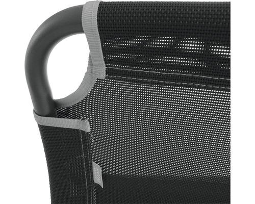 Vue détaillée d''un meuble de jardin avec revêtement textile et structure métallique