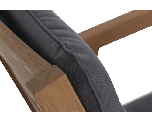 Vue détaillée d''une chaise de jardin avec cadre en bois et coussin d''assise rembourré