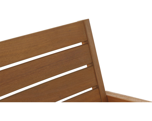 Vue détaillée d''un dossier de chaise de jardin en bois avec une structure à lattes