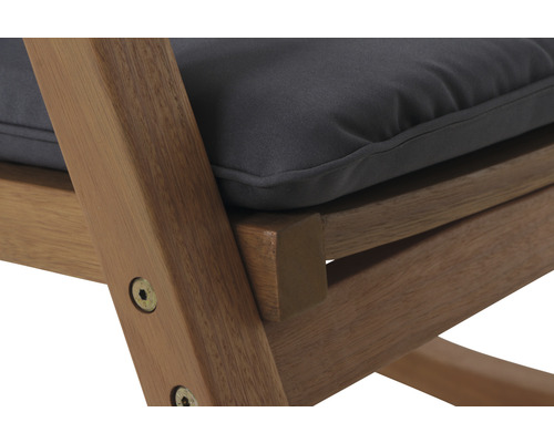 Vue détaillée d''une chaise en bois avec rembourrage