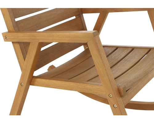 Vue détaillée d''une chaise de jardin en bois avec accoudoirs et vis