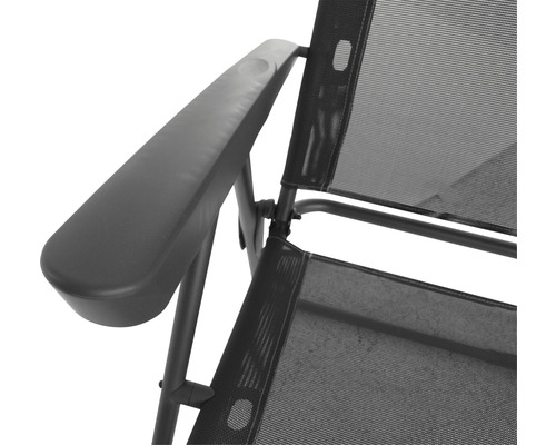 Vue détaillée d''une chaise de jardin avec accoudoir et revêtement textile