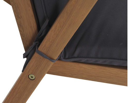 Gros plan d''une chaise en bois avec coussin foncé, fixé par des liens en tissu