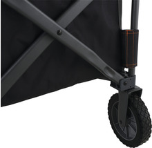 Detailansicht eines Bollerwagens mit Rad und Gestell