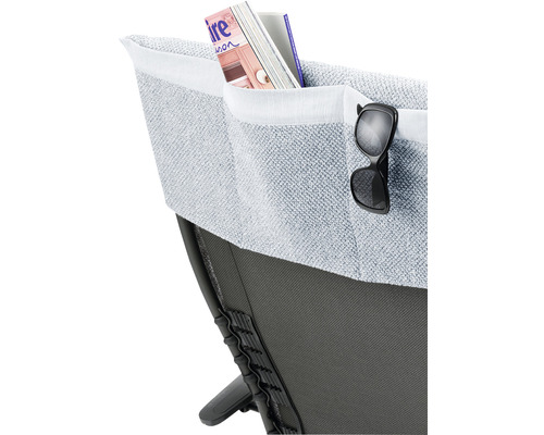 Vue détaillée d''un siège avec une poche appliquée pour les magazines et des lunettes