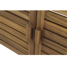 Gros plan d''un placard en bois avec portes à lamelles et poignées