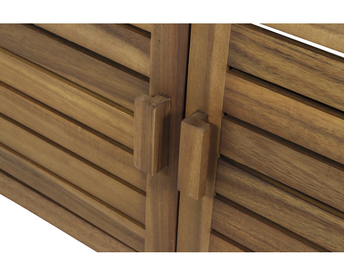 Gros plan d''un placard en bois avec portes à lamelles et poignées