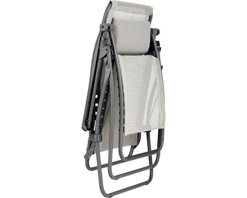 Zusammengeklappter Relaxsessel mit Rahmen und Netzstoffbezug