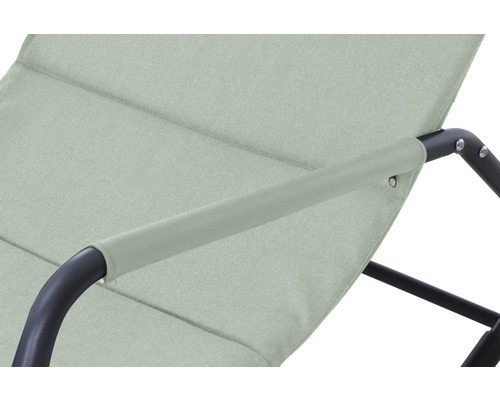 Detailansicht eines Gartenstuhls mit Armlehne und Stoffbezug