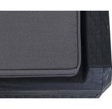 Gros plan d''un coussin de mobilier de jardin sur un meuble de jardin