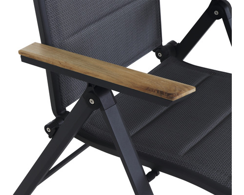 Detailansicht eines Campingstuhls mit Armlehne aus Holz und Aluminiumgestell