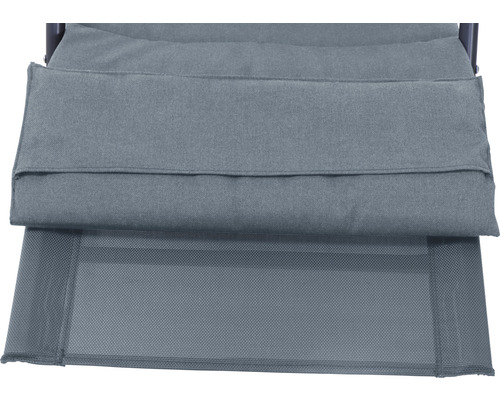 Detailansicht einer grauen Gartenliegenpolster und -bezug