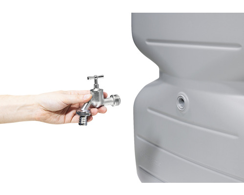 Hand hält Wasserhahn zur Montage an einer Regentonne