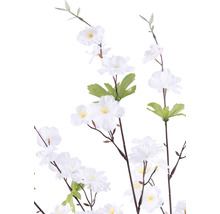 Künstlicher blühender Zweig mit weißen Blüten und grünen Blättern