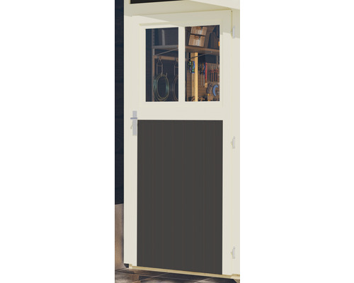 Detailansicht einer Gartentür mit Fenster und Werkzeugen im Inneren
