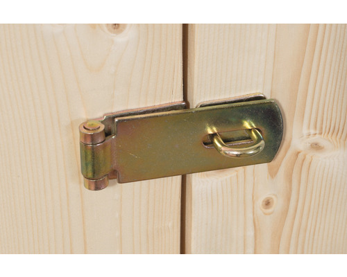 Loquet en métal fixé sur une porte en bois