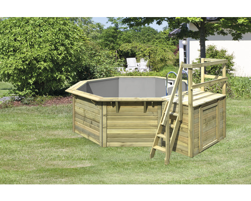 Piscine octogonale en bois avec échelle dans le jardin.