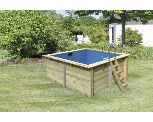 Piscine en bois avec échelle dans le jardin