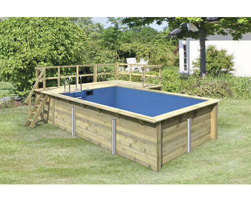 Piscine en bois avec échelle et terrasse périphérique dans le jardin
