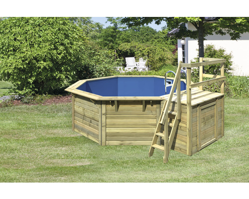 Piscine octogonale en bois avec échelle dans le jardin
