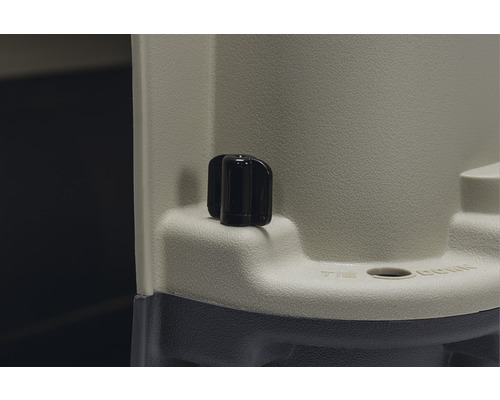 Detailansicht eines Transportbehälters mit einem schwarzen Drehknopf und einer Befestigungsbohrung