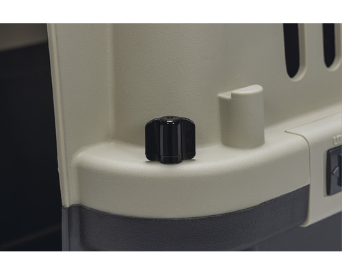 Detailansicht eines schwarzen Drehverschlusses an einer Hundetransportbox