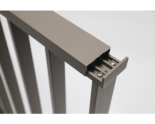 Detailansicht eines Metallzaunelements mit Schrauben