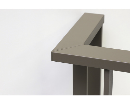 Detailansicht einer Geländerecke aus Metall
